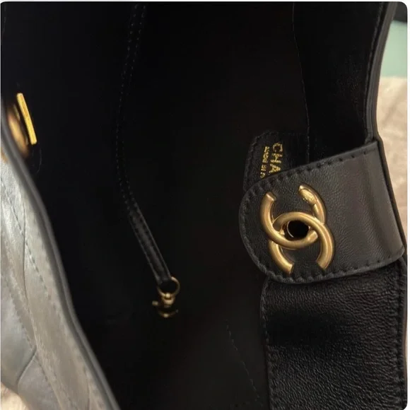 Elegant Black hobo Quilted Shoulder Bag - Picture 5 of 7